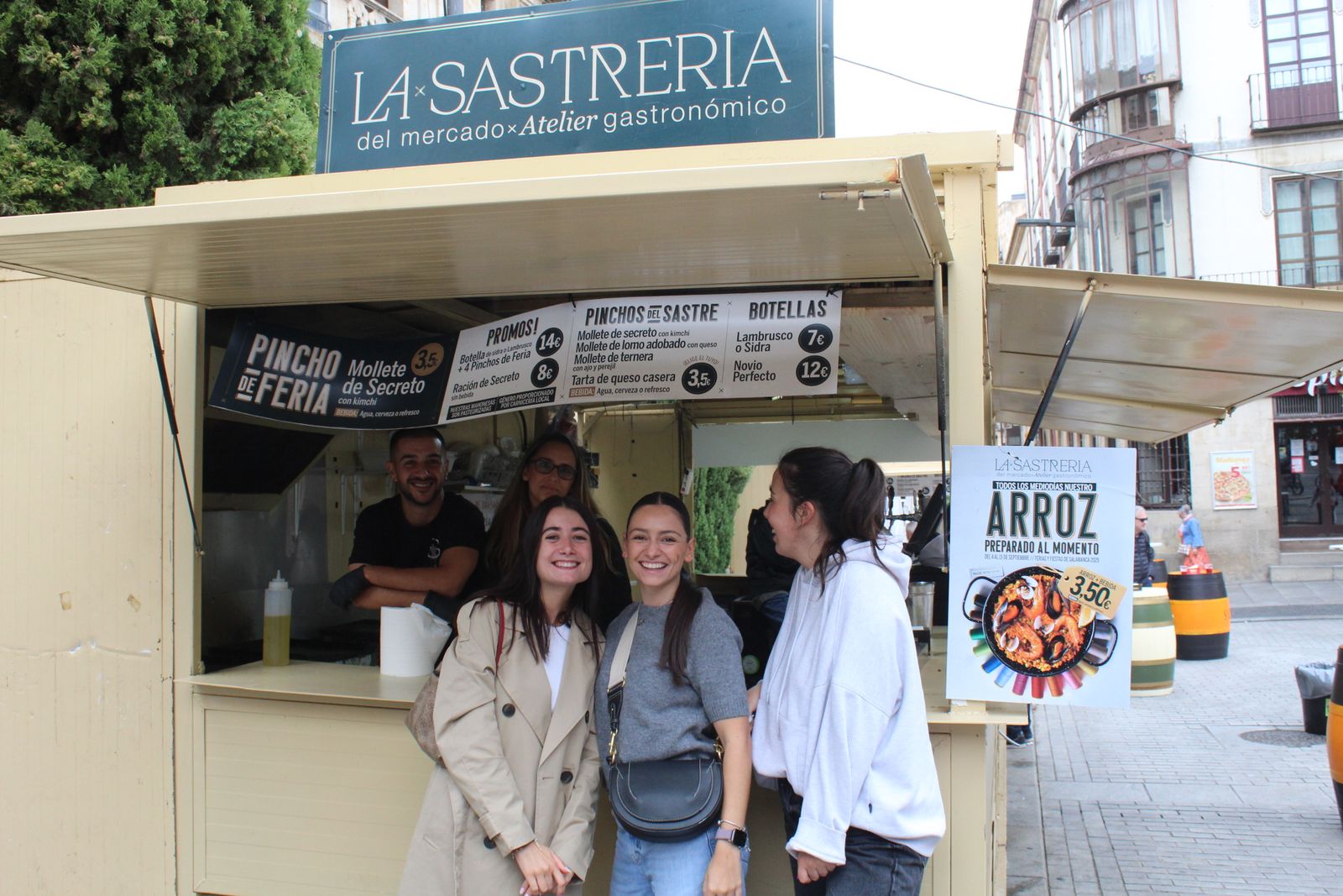 Ambiente en la Feria de Día en el mediodía de este miercoles