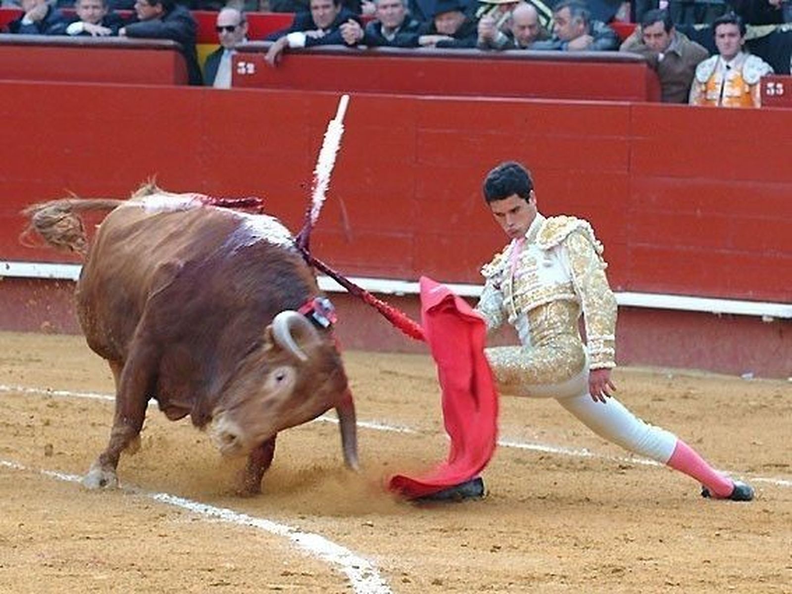 Oreja para Abellán y Cadena con una noble corrida