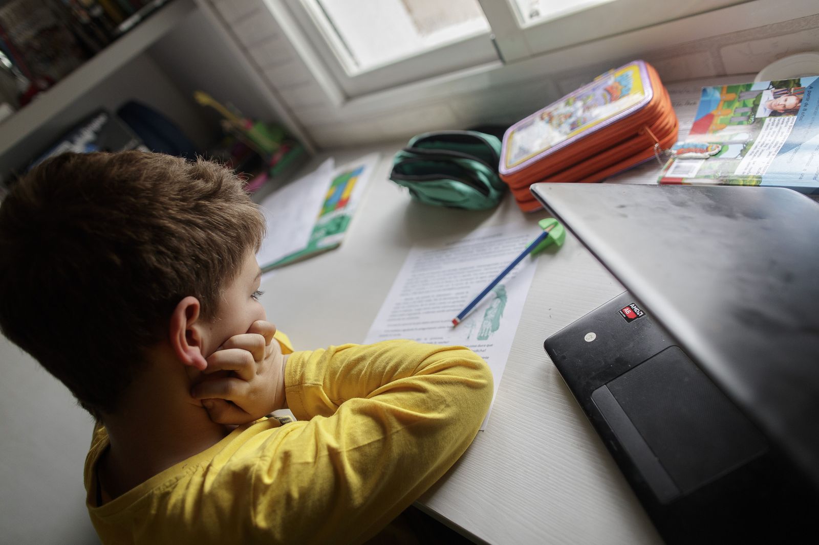 Un niño estudia y hace los deberes en casa en Madrid este miércoles.
