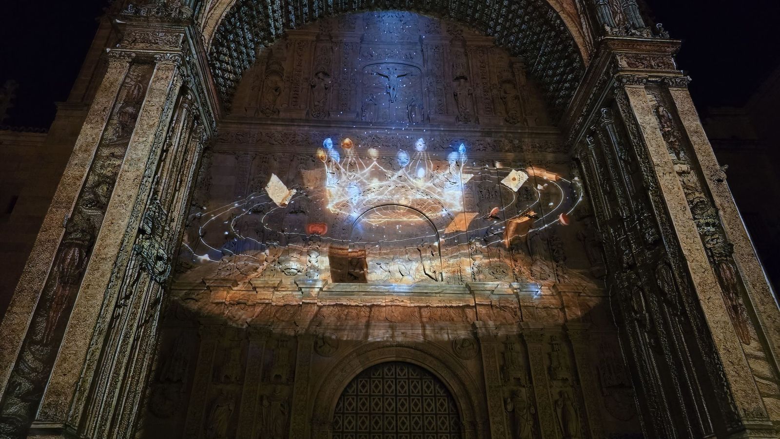 Videomapping en la fachada de la iglesia de San Esteban por la conmemoracion de el V Centenario de la Escuela de Salamanca