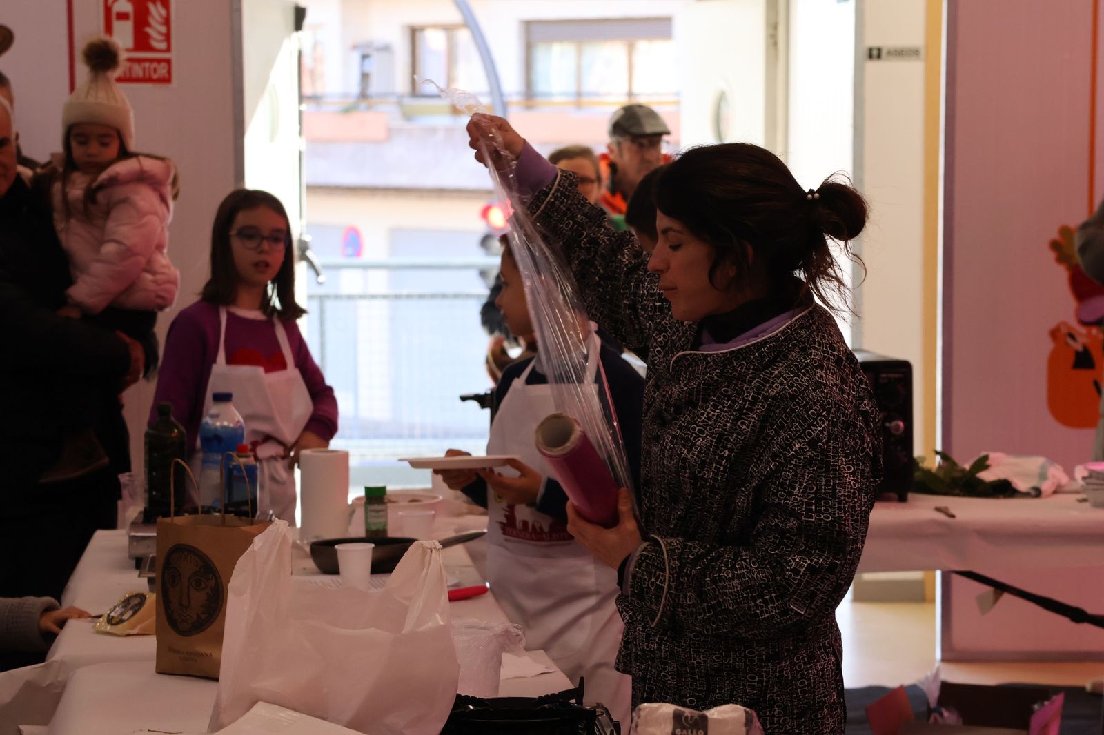 GALERÍA | Los niños descubren la gastronomía local mientras se divierten cocinando