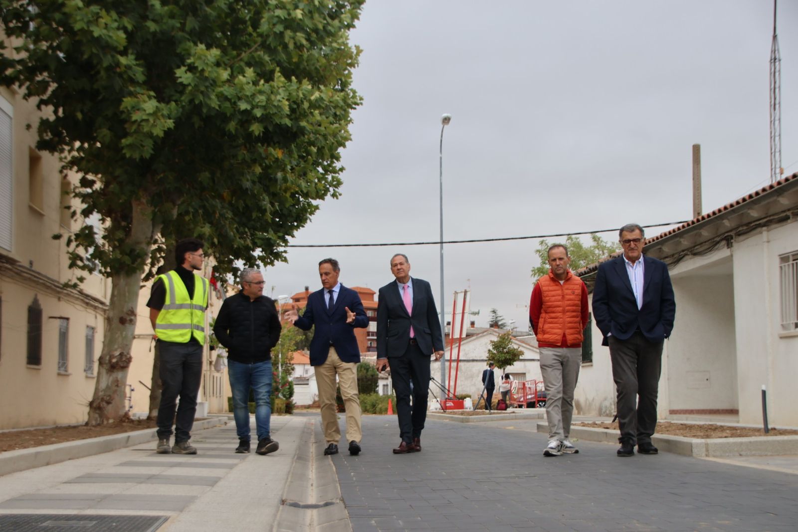 El alcalde de Salamanca, Carlos García Carbayo, visita las obras de urbanización del barrio La Vega