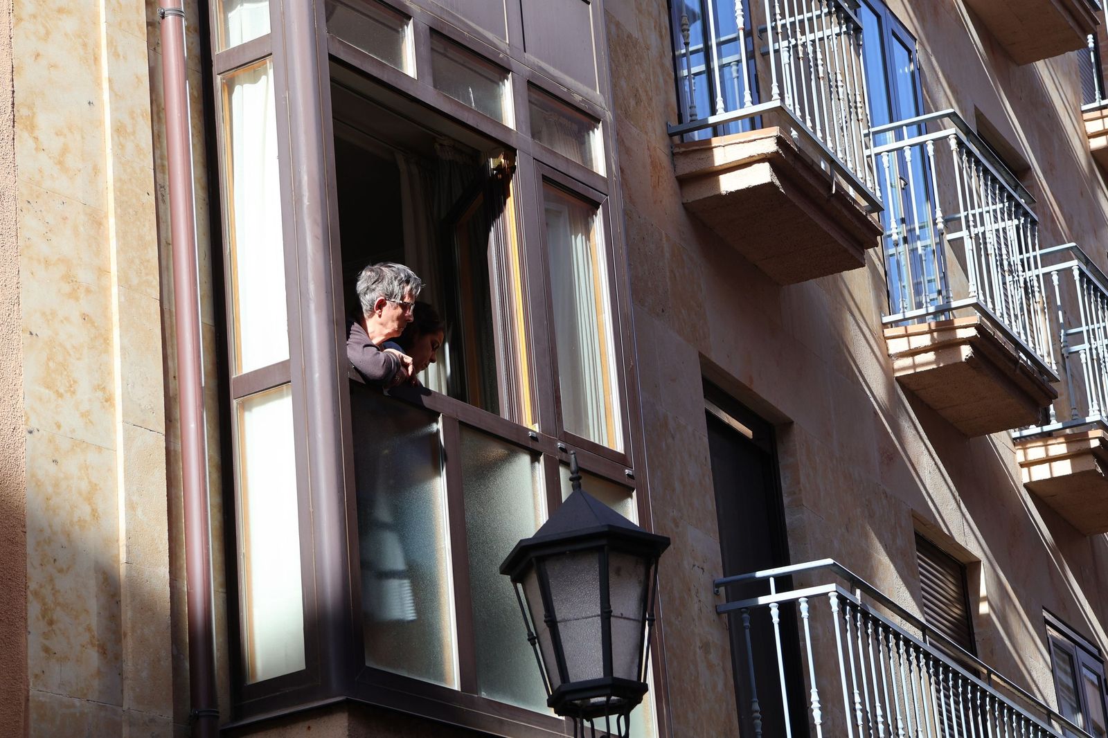 La Exaltación de la Cruz procesiona por las calles de Zamora rumbo a la carpa de San Bernabé