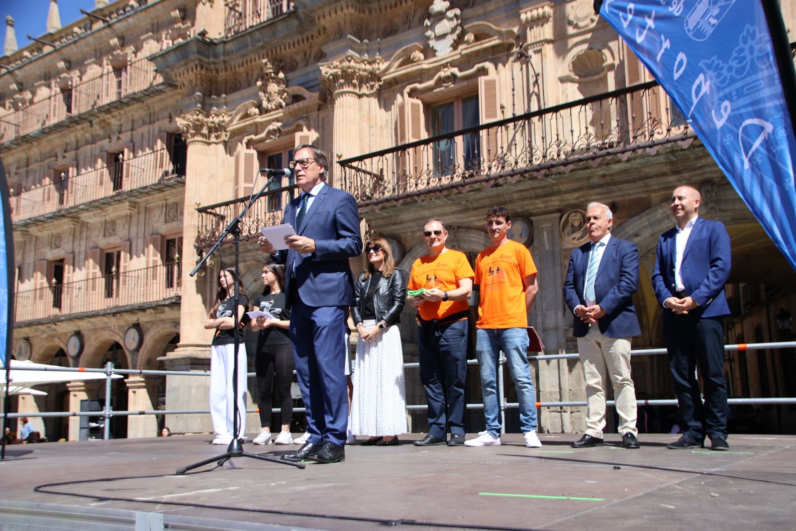 El alcalde de Salamanca, Carlos García Carbayo, participa en el Día de la Educación Física en la calle