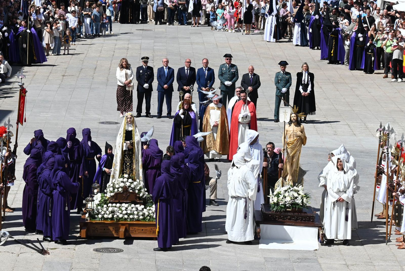 Encuentro de Jesús Resucitado con la Virgen en la procesión de la Pascua de Resurrección en Ciudad Rodrigo
