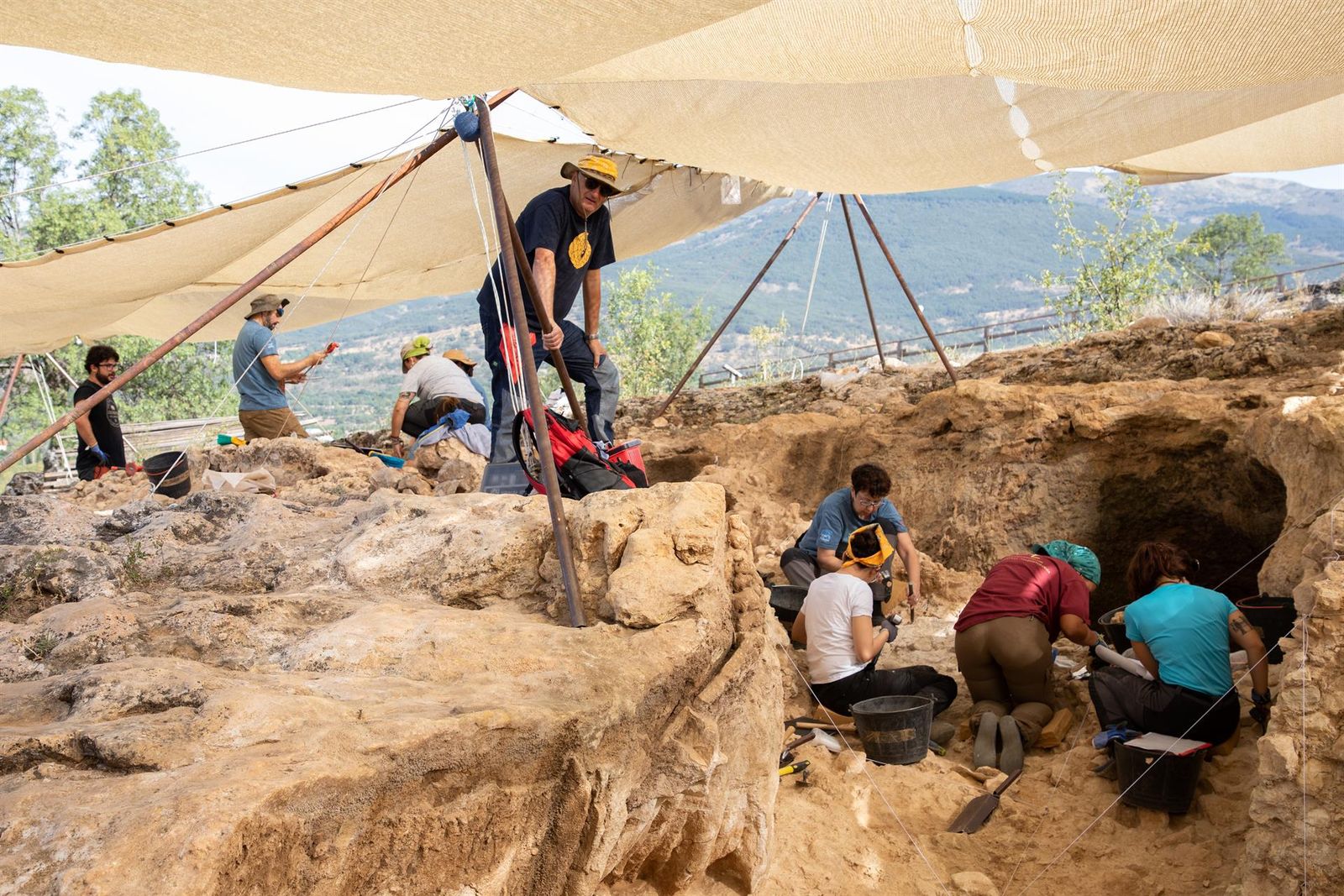 Varias personas trabajan en la excavación del Valle de los Neandertales, en una foto de archivo. Foto de Rafael Bastante | Europa Press. Archivo