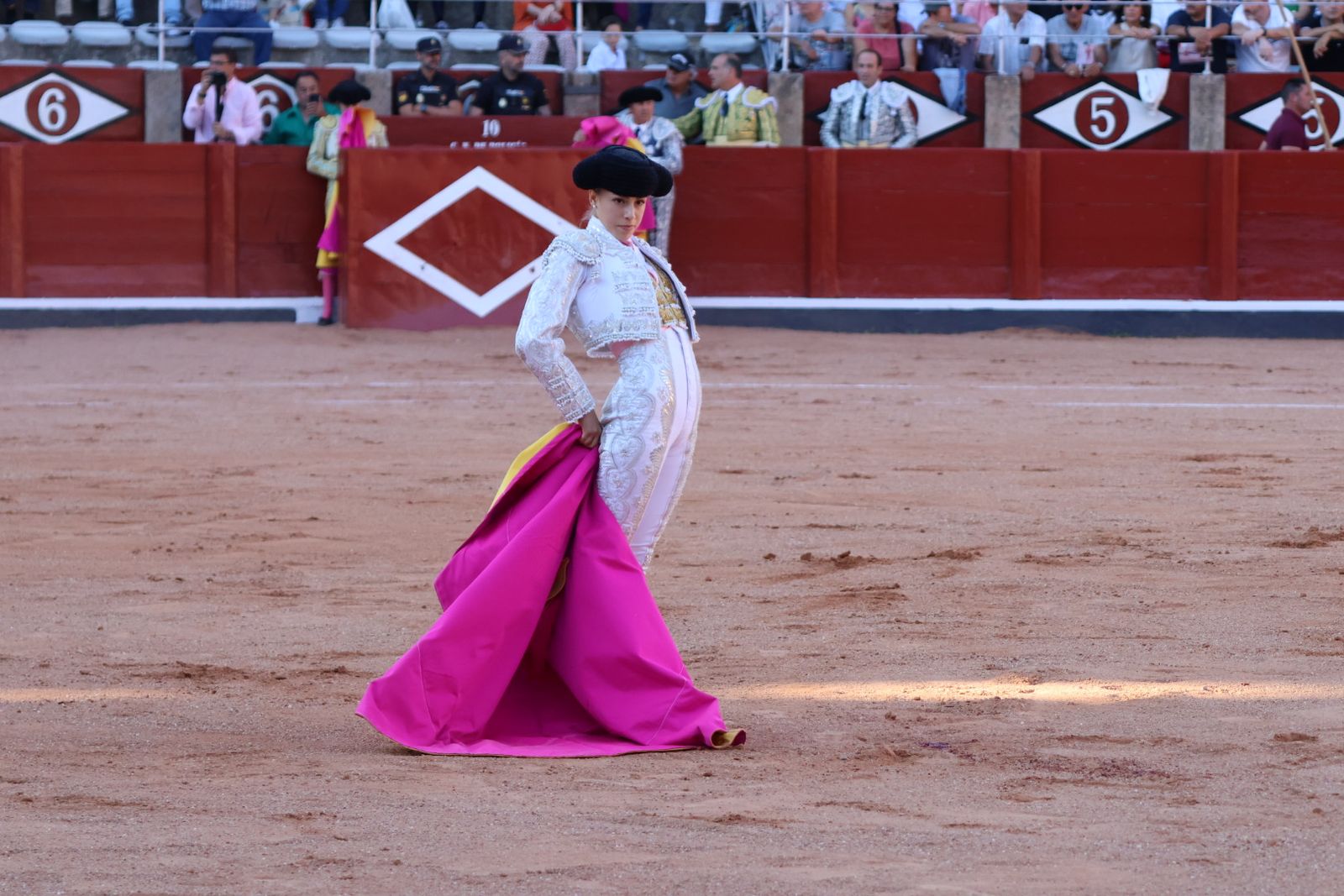 La Glorieta revive el aroma de la feria taurina con el primer festejo: Lea Vicens, Raquel Martín y Olga Casado