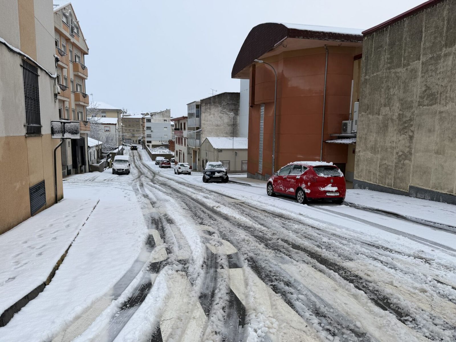 Guijuelo se tiñe de blanco por las nieves de Salamanca y los operarios del Ayuntamiento trabajan en labores de mantenimiento