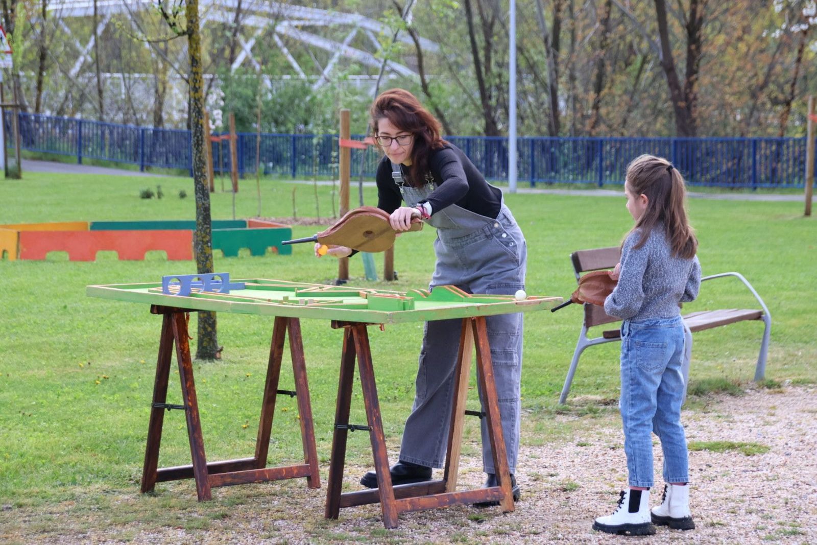 Los niños de Salamanca se divierten con los juegos populares ‘Leña al juego’, previos a la celebración del Lunes de Aguas. Foto Andrea M.
