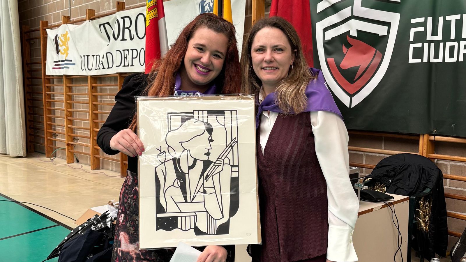 Cristina Oliveros, a la izquierda, tras el homenaje