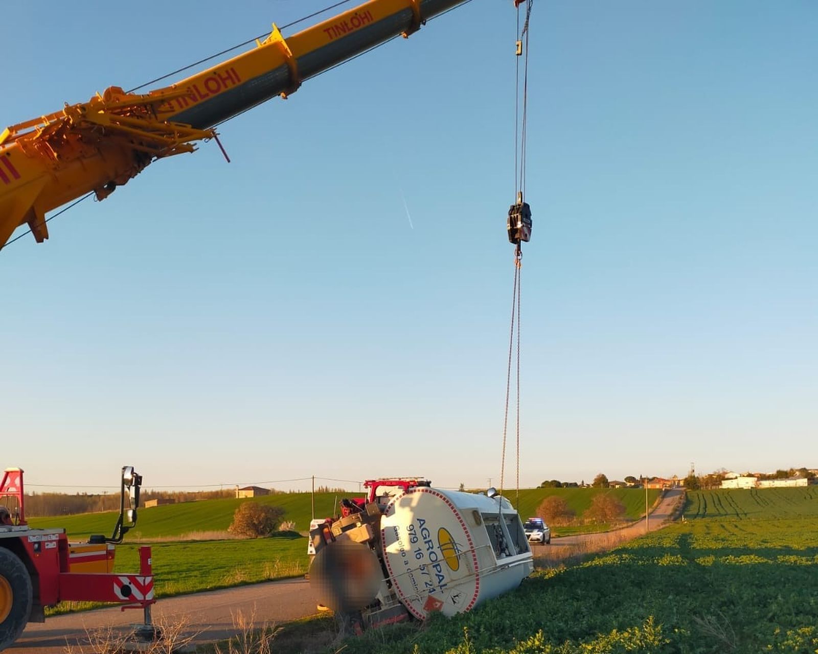 Un camión cisterna vuelca tras salirse de una carretera provincial