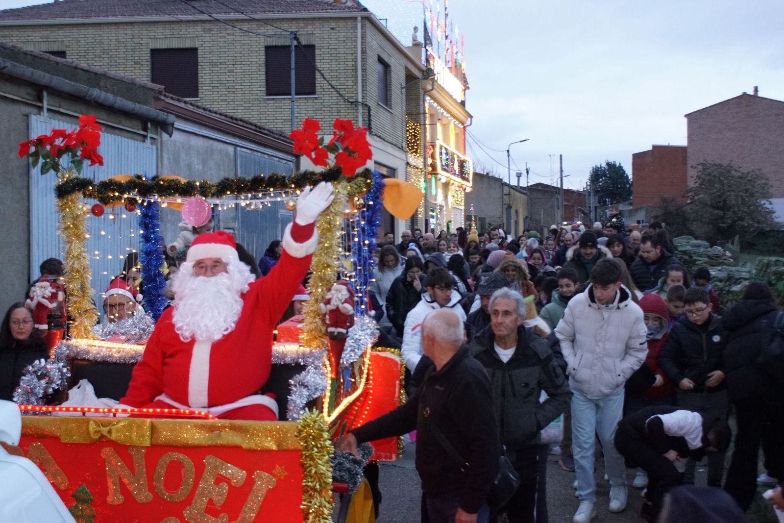 Papá Noel recorre las calles de Alba de Tormes y entrega regalos a los niños