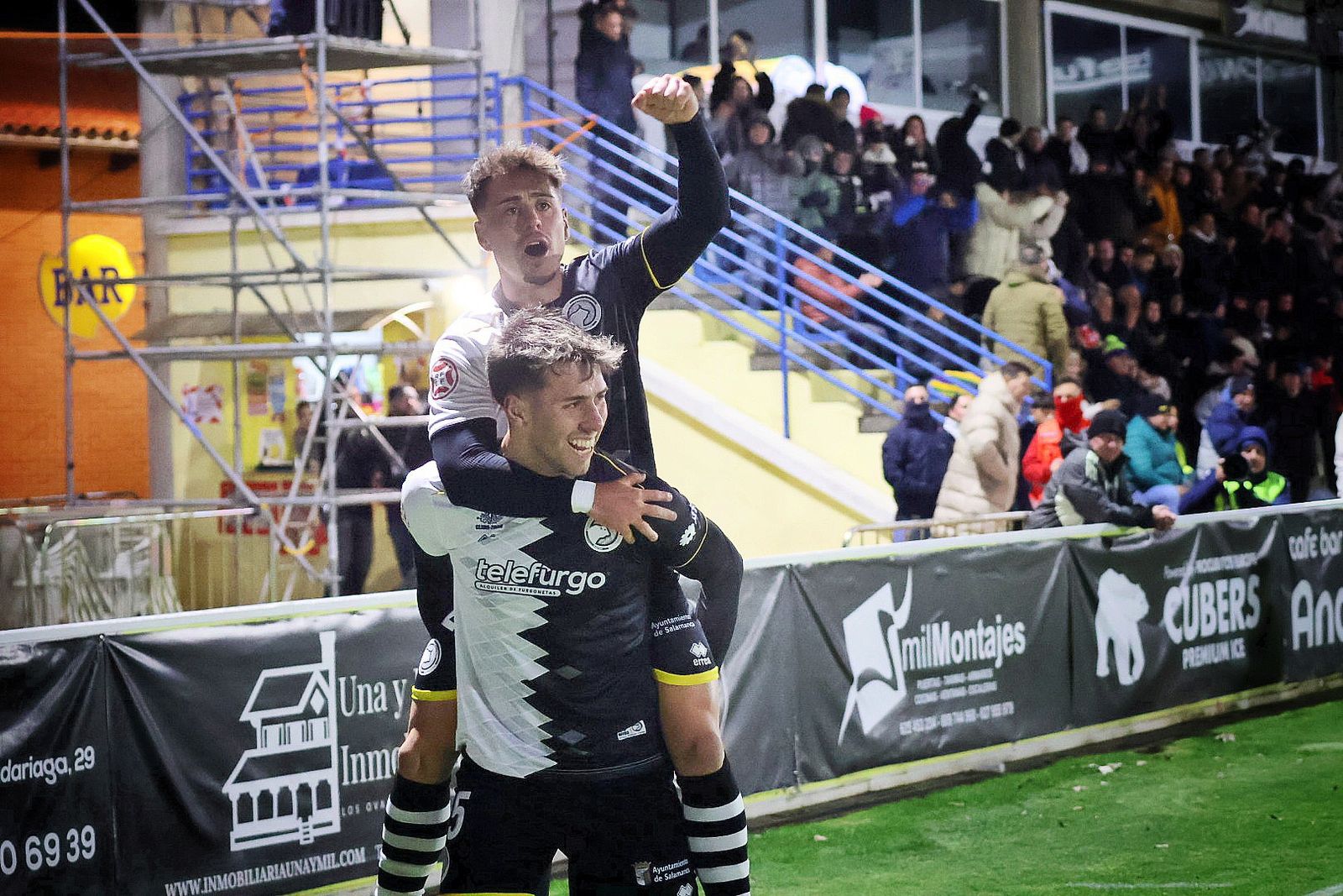 Olmedo celebra el gol de Gastón Valles ante el Real Madrid Castilla