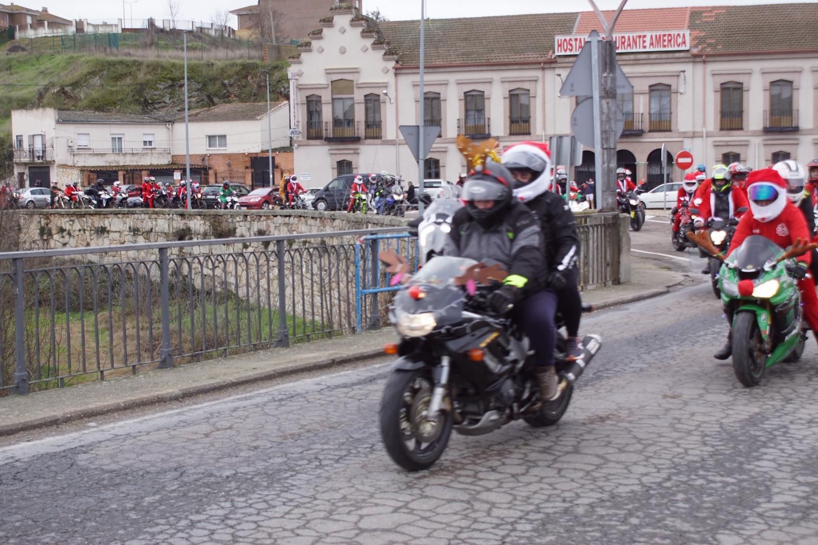 Alba de Tormes se despierta con el ruido de la 'Papanoelada motera' presidida por Papá Noel