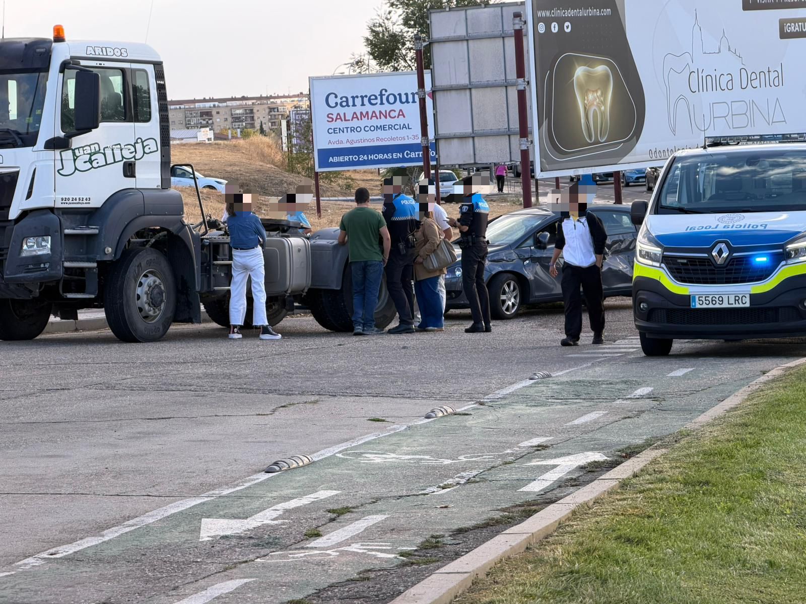 Colisión entre un turismo y un camión en el Polígono de los Villares