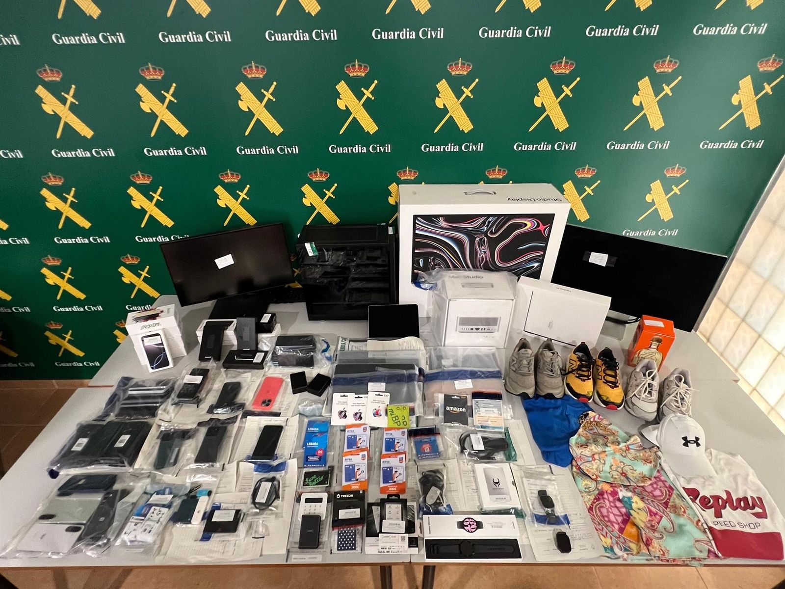 Detenida una pareja en Torrevieja acusada de estafar a 30 víctimas de 19 provincias de España - GUARDIA CIVIL