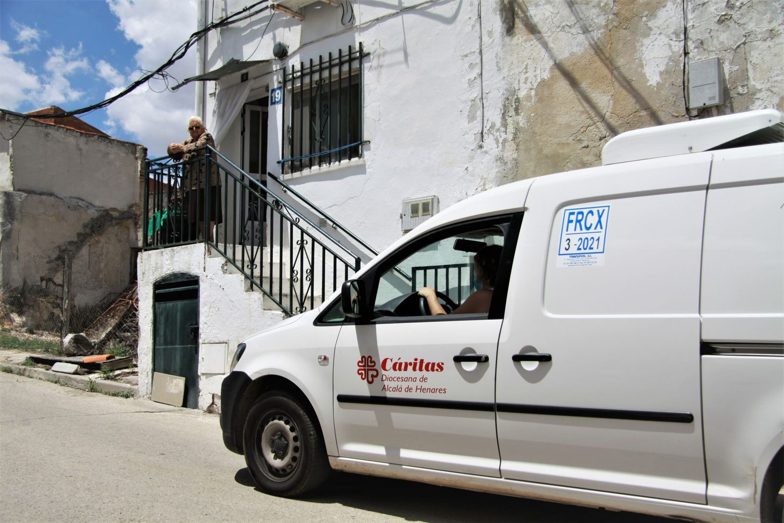 Imagen de una furgoneta de Cáritas