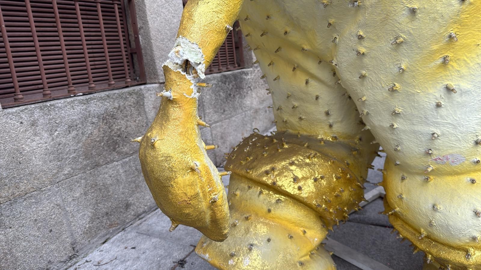 Elefante de la plaza del Mercado con la cola rota
