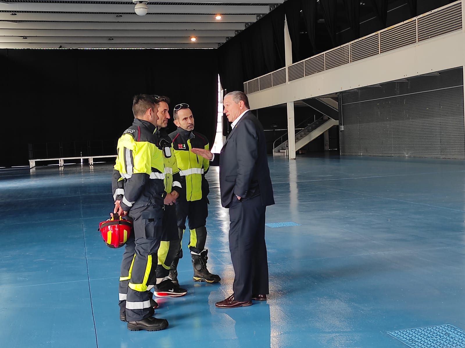 Faúndez junto a varios bomberos en el recinto ferial de IFEZA