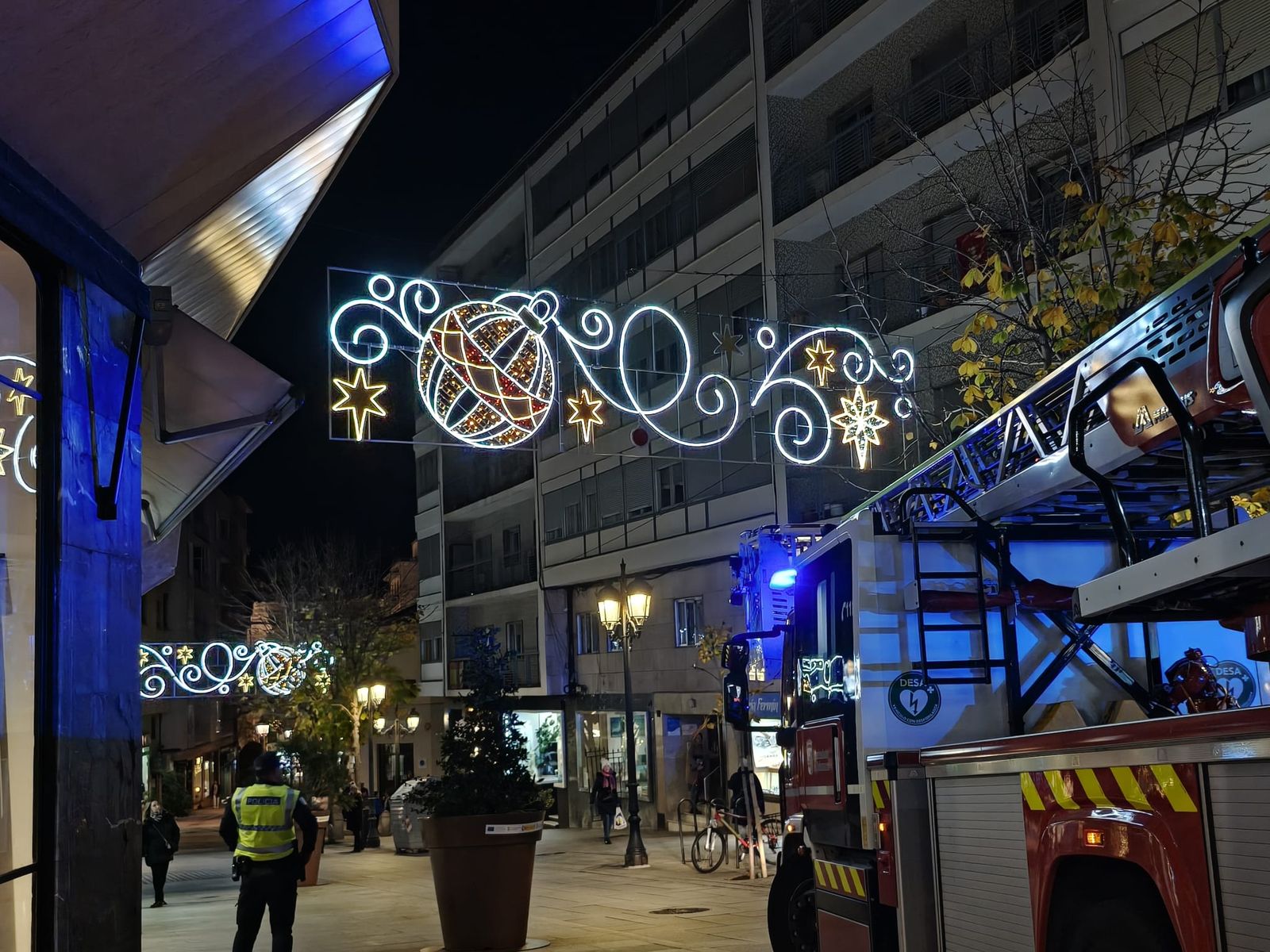 Cortocircuito en un arco de luces en la calle Arco  (2)