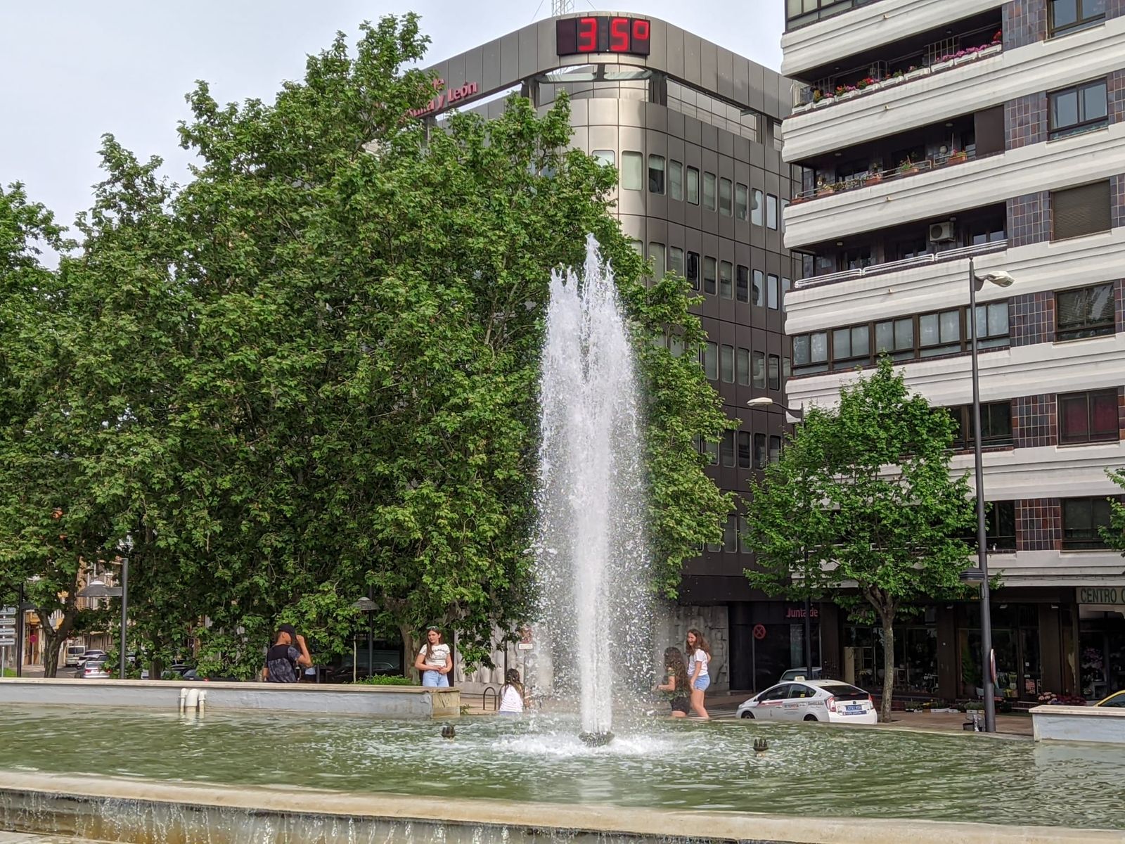 Jóvenes se refrescan en la fuente de la Marina