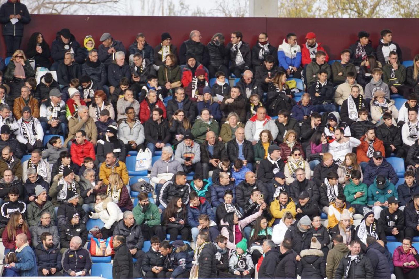 ambiente-en-las-gradas-en-el-partido-de-copa-del-rey-unionistas-sporting-de-gijon-3