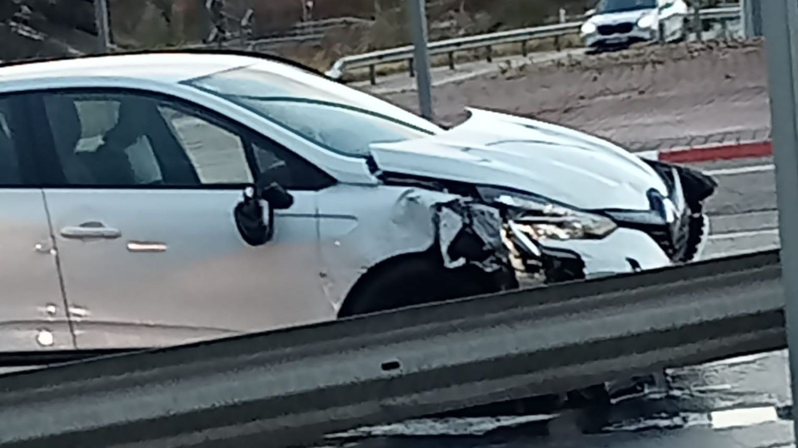 Un choque entre dos coches derriba dos señales de tráfico en la rotonda del Helmántico