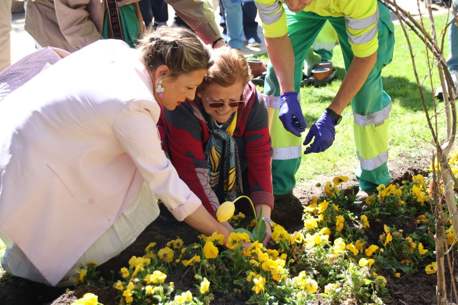 Plantación de tulipanes con motivo del Día Mundial del Parkinson