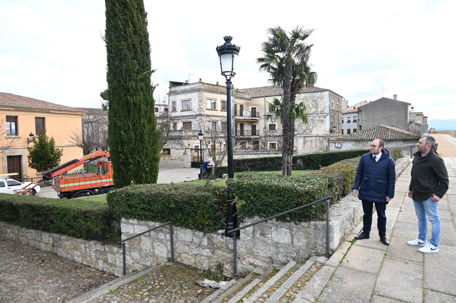 Renovación de iluminarias en las farolas. Foto Ayuntamiento Ciudad Rodrigo Renovación de iluminarias en las farolas. Foto Ayuntamiento Ciudad Rodrigo