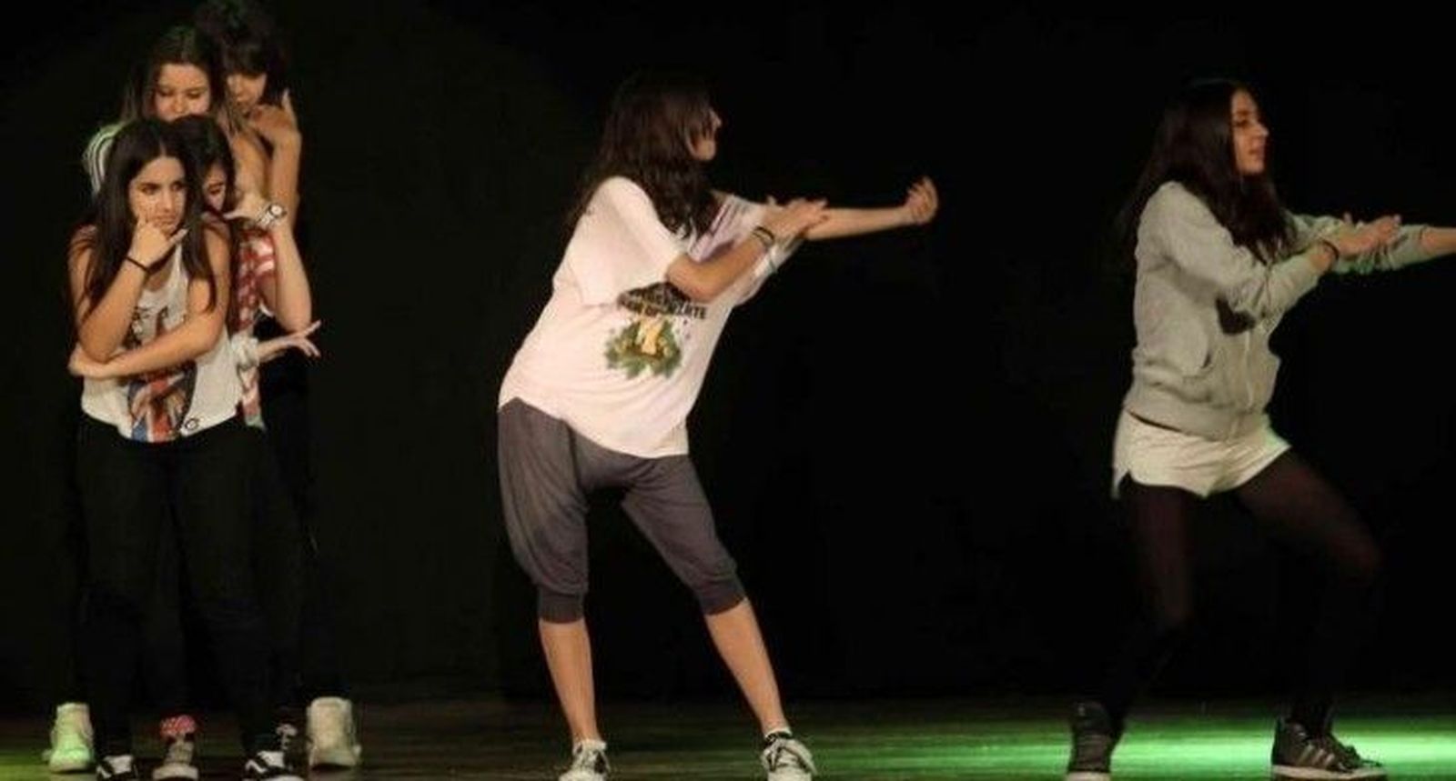 El centro juvenil de María Auxiliadora representa un musical basado en 'Fama'