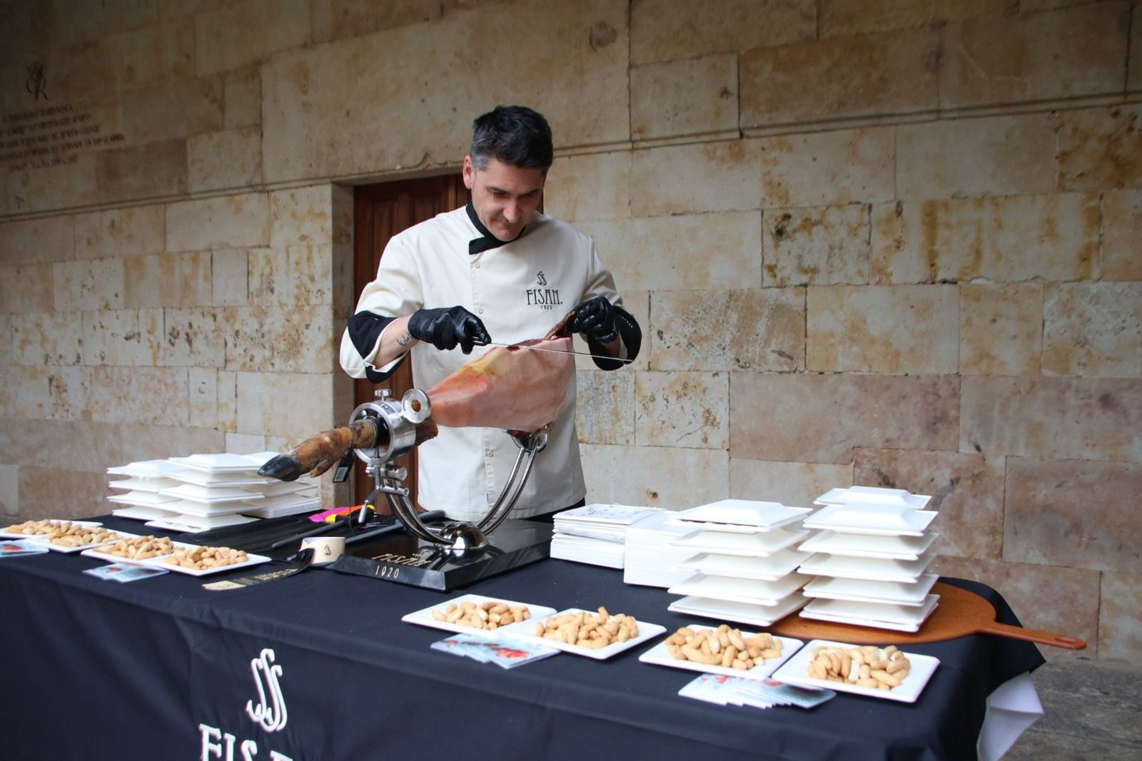 Almuerzo en el patio de escuelas menores preparado por estrellas michelín