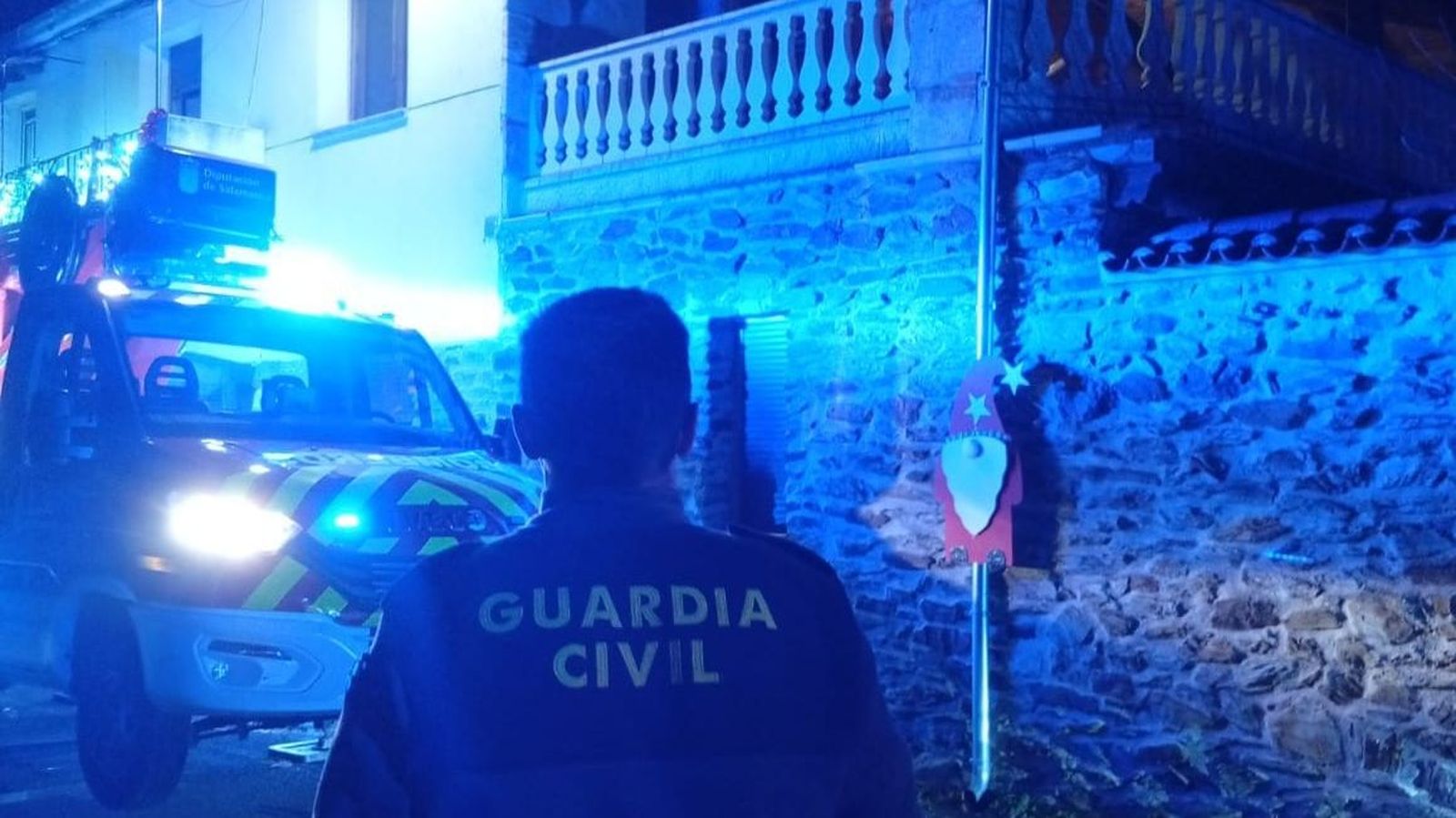 Agente de la Guardia Civil en el lugar del incendio