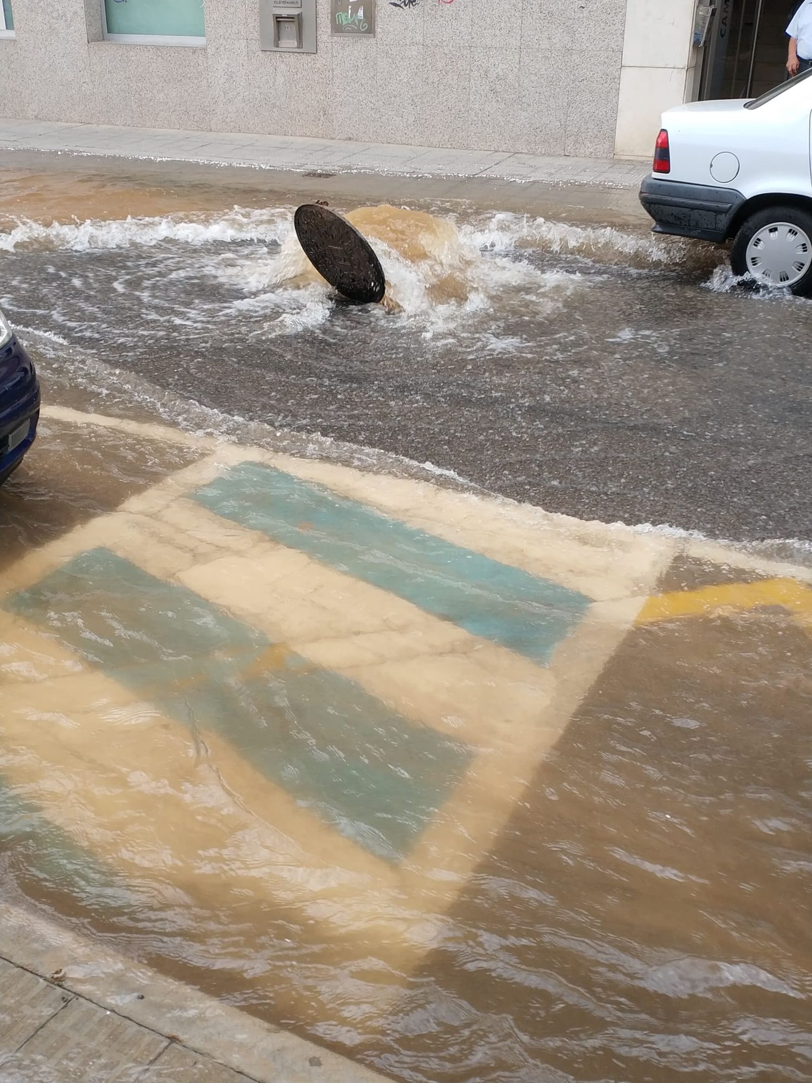 reventon-de-una-tuberia-en-campo-de-marte-2