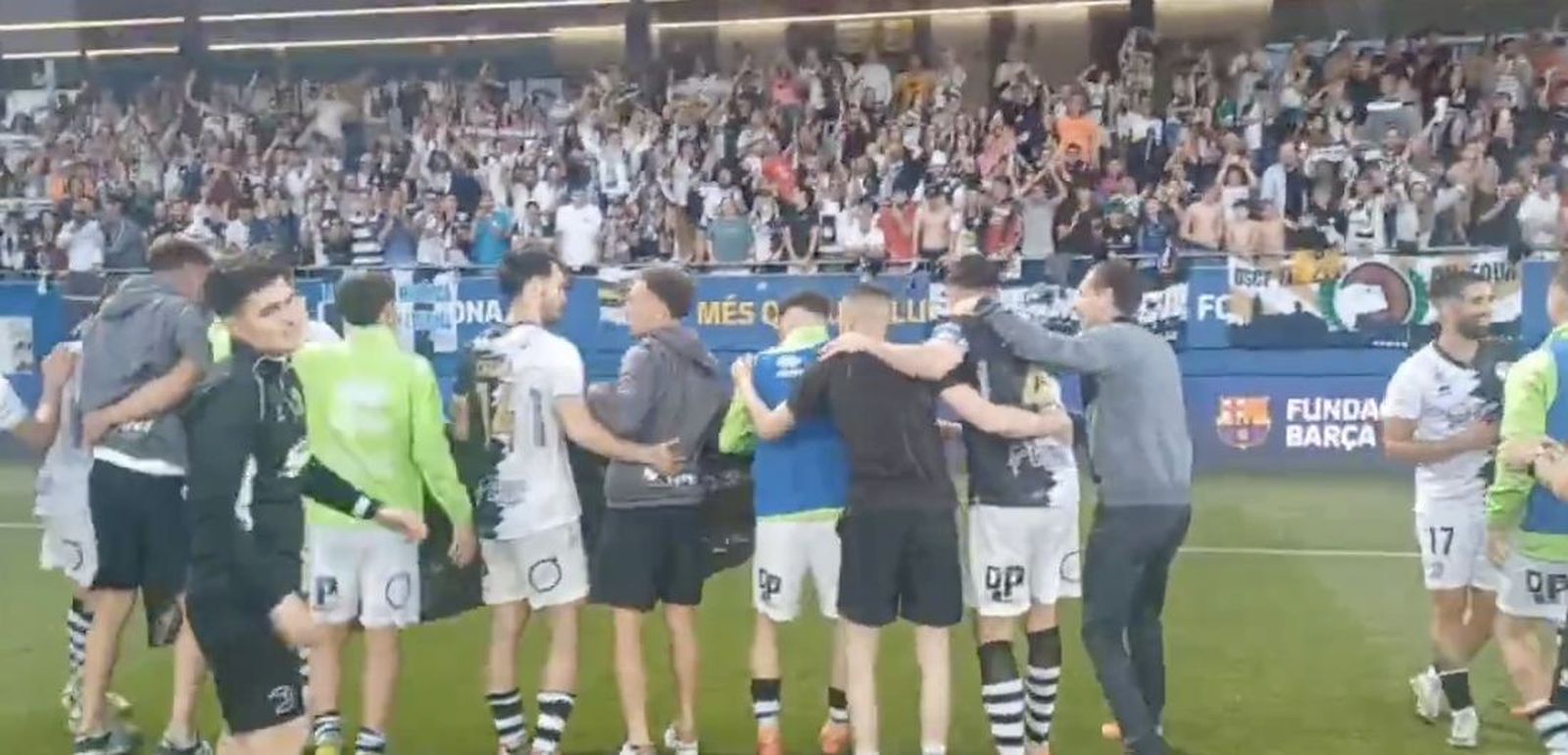 Los jugadores de Unionistas celebran la salvación con la afición | VÍDEO UNIONISTAS CF