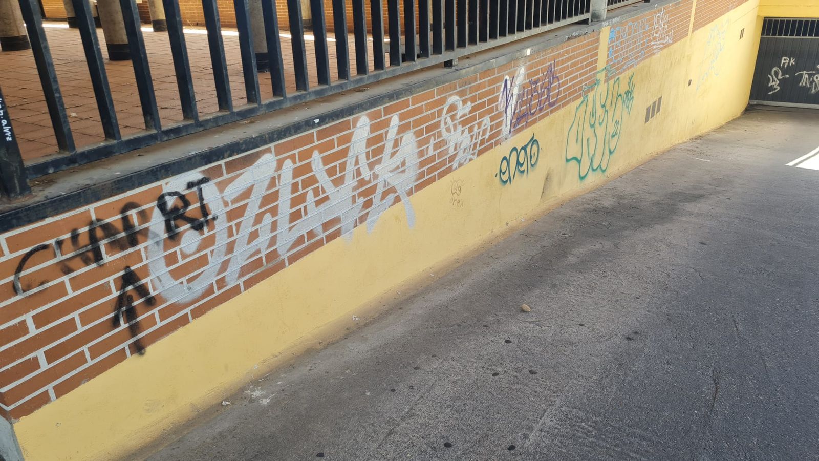 Pintadas, orines y piedras en la rampa de garaje de la urbanización de La Vaguada