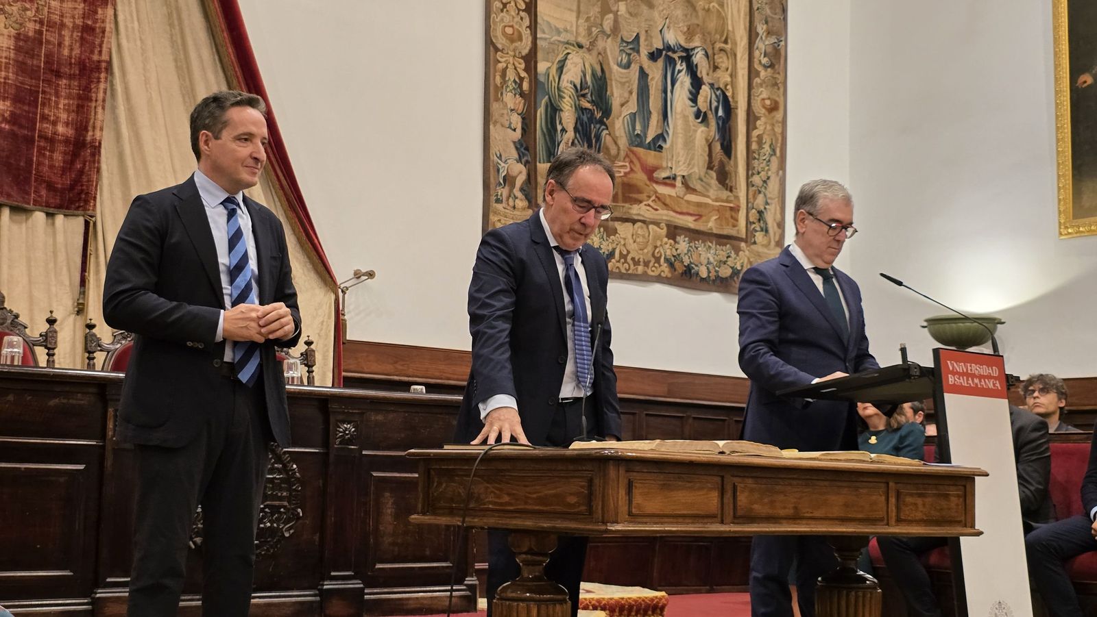 El rector de la Universidad de Salamanca preside el acto de toma de posesión de nuevos cargos académicos y del personal docente e investigador