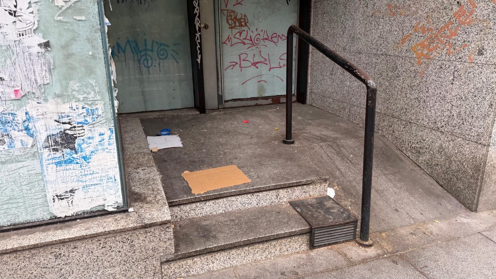 Suciedad en otro de los portales donde se meten las personas sin hogar