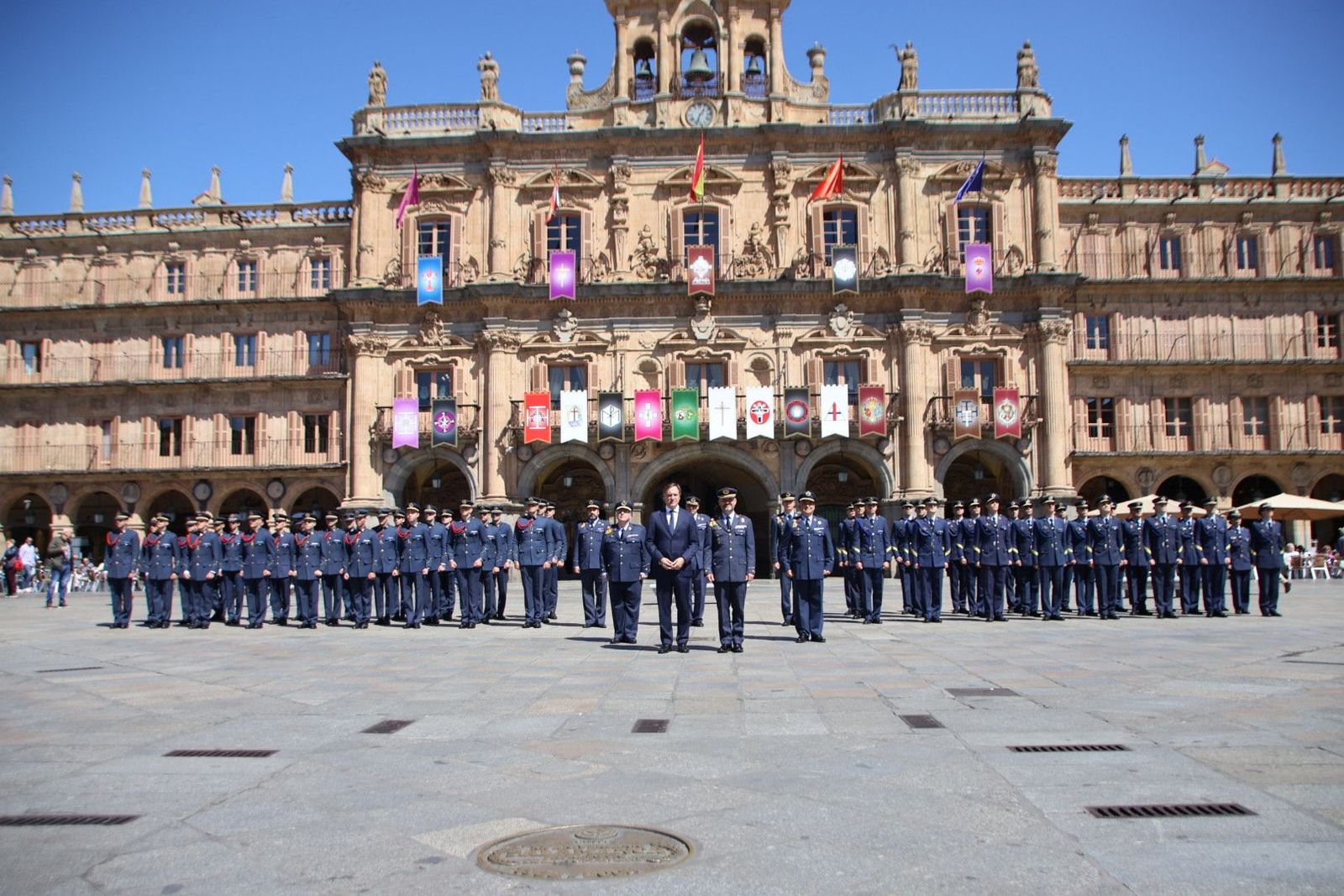 El alcalde de Salamanca, Carlos García Carbayo, entrega la distinción de Huéspedes Distinguidos a la 76ª promoción de la Academia General del Aire y la 33ª promoción de la Academia Básica del Aire