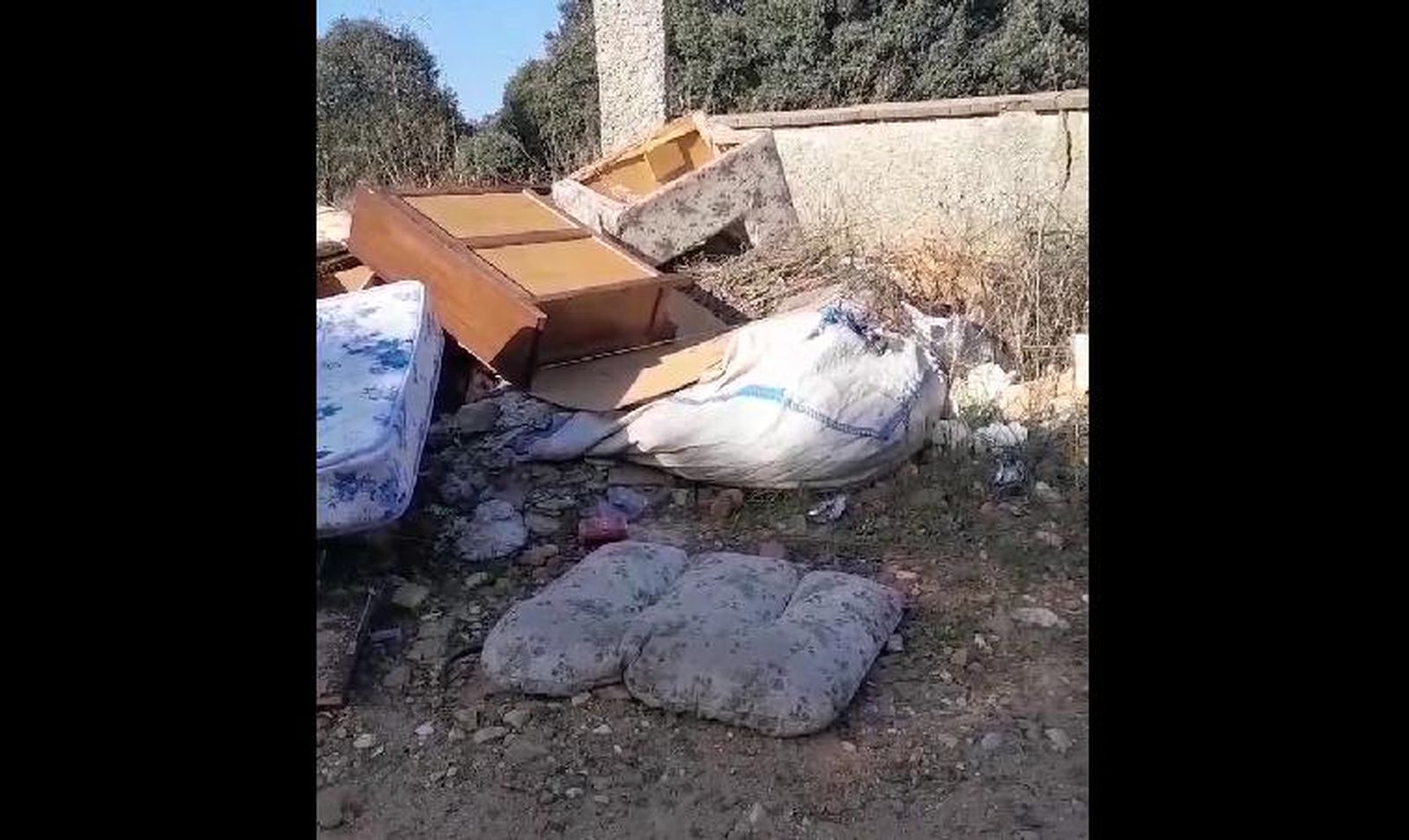 Escombros en el camino de Otero en Calvarrasa de Arriba. Fotodenuncia