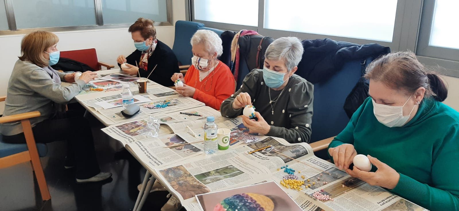 Santa Marta organiza un taller de huevos de pascua para sus mayores