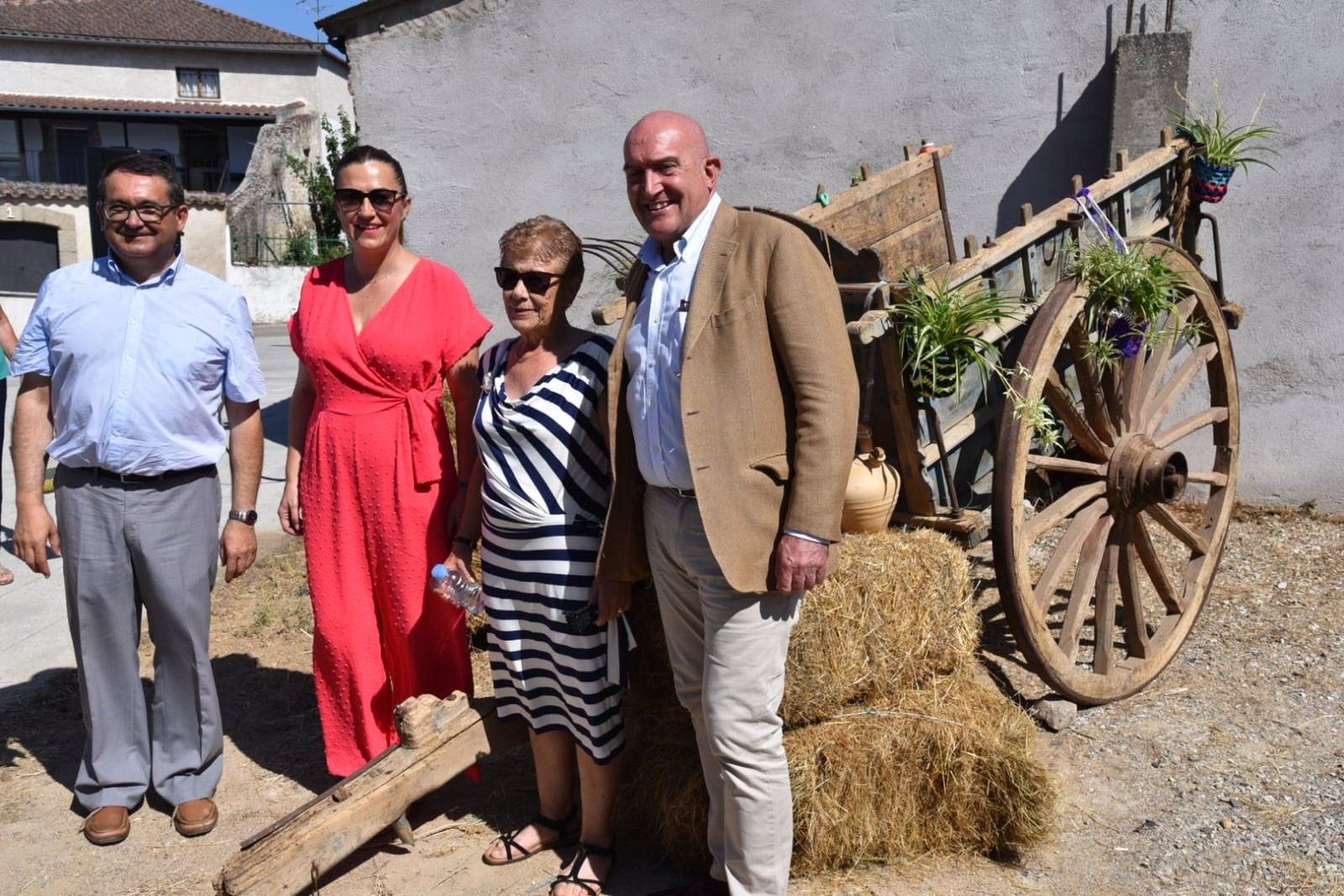 Virginia Barcones (2 i) y Jesús Julio Carnero (d), en la Feria de La Raya Virginia Barcones (2 i) y Jesús Julio Carnero (d), en la Feria de La Raya