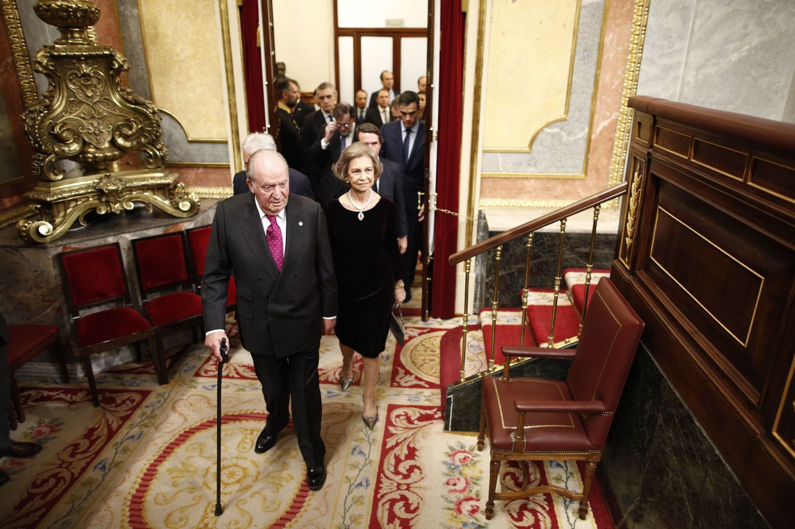 El rey emérito don Juan Carlos I y la reina consorte emérita doña Sofía entran en el acto conmemorativo del 40º aniversario de la Constitución de 1978 en el Congreso.