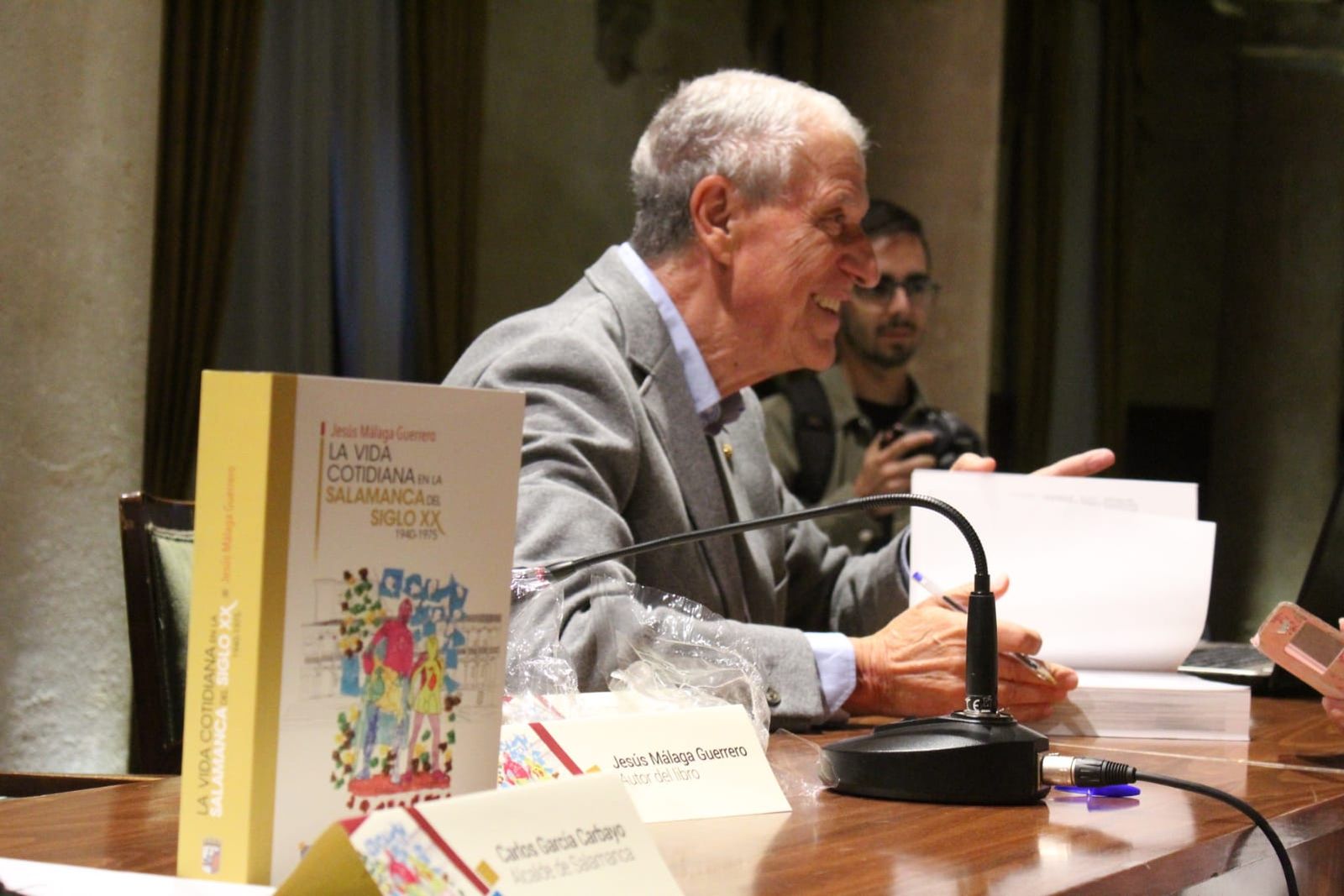 Buen ambiente en la presentación del libro 'La vida cotidiana en la Salamanca del siglo XX 1940-1975' de Jesús Málaga Buen ambiente en la presentación del libro 'La vida cotidiana en la Salamanca del siglo XX 1940-1975' de Jesús Málaga