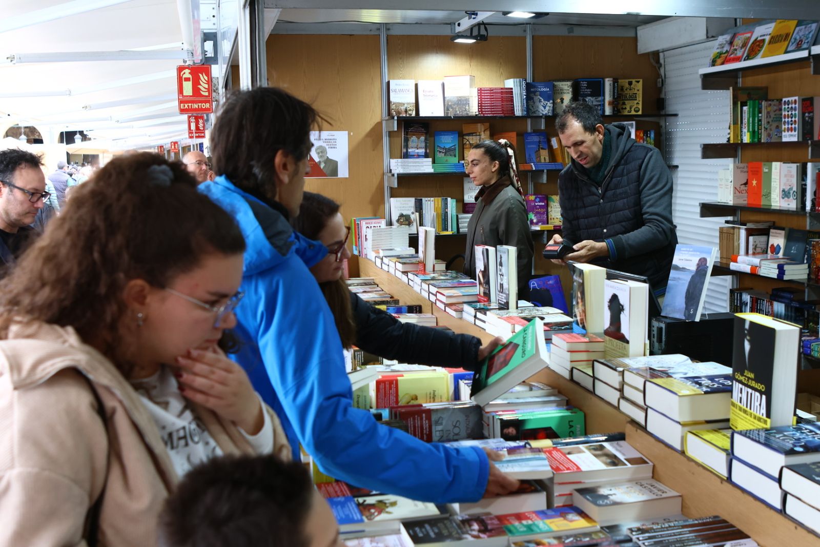 Feria municipal del libro en la Plaza Mayor de Salamanca