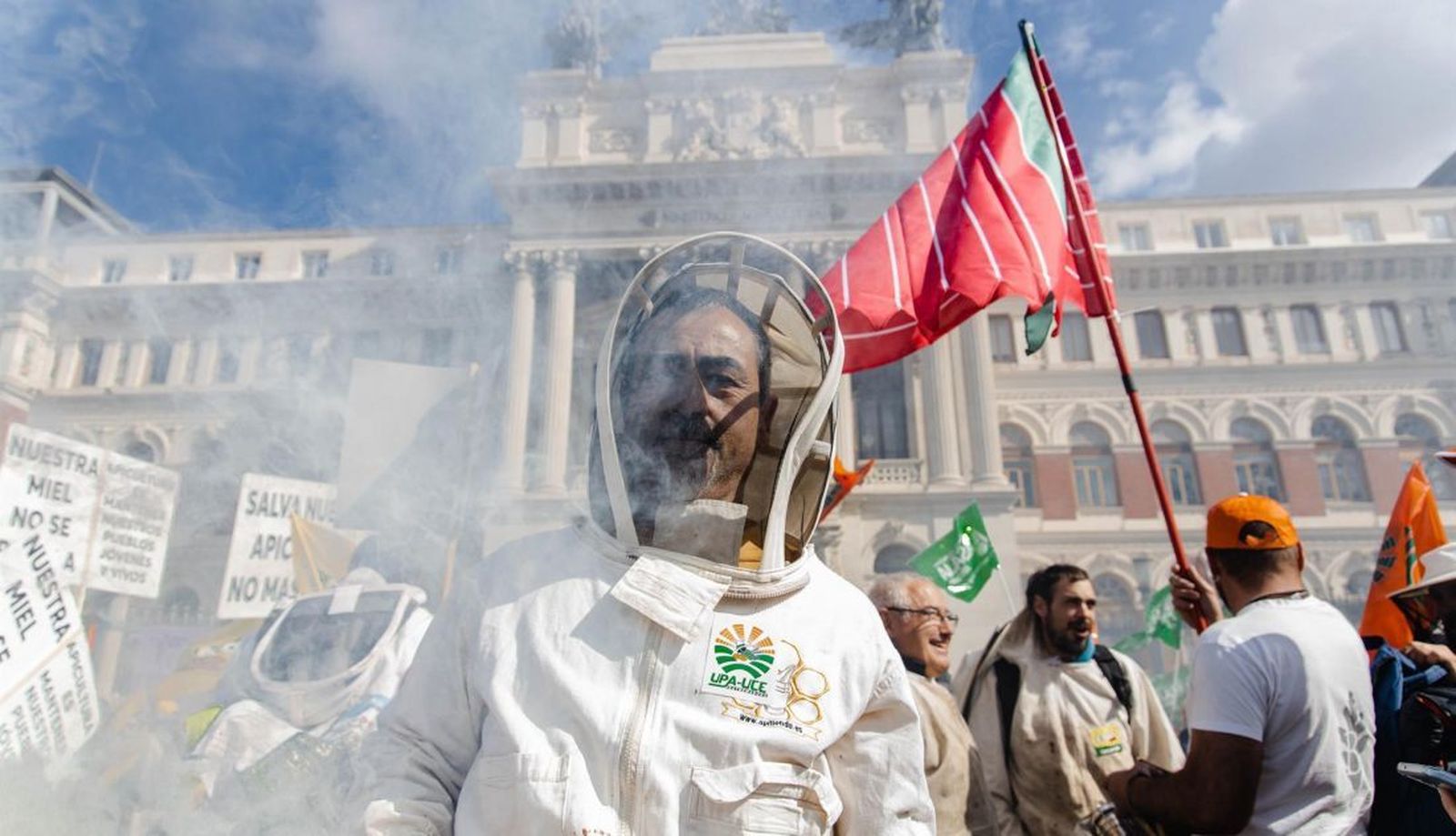 un apicultor viste con un gorro de apicultura durante una concentración de las organizaciones profesionales agrarias y entidades relacionadas con el sector apícola frente al ministerio de agricultura ep