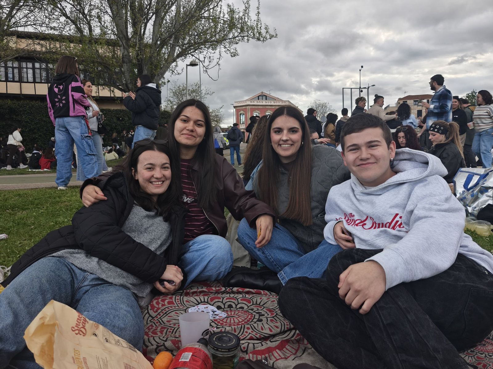 Un multitudinario Lunes de Aguas en Salamanca llena la ribera del Tormes