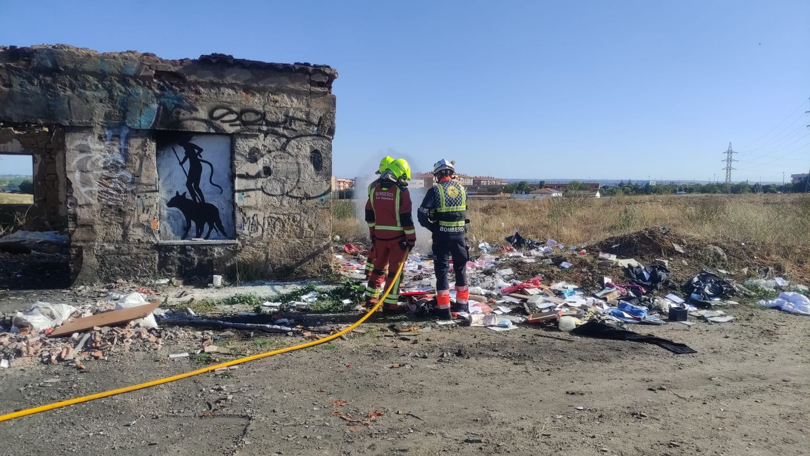 bomberos-en-un-incendio-de-basuras-en-puente-ladrillo-13