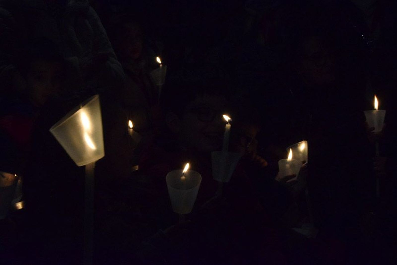 las-candelas-vuelven-a-unir-la-iglesia-de-san-juan-con-la-de-san-vicente-20