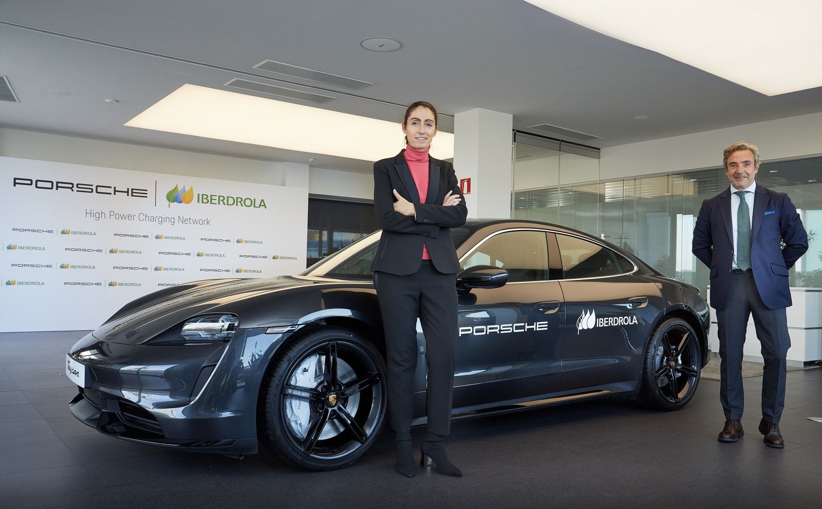 Firma Iberdrola y Porsche   recarga ultrarrapida 1