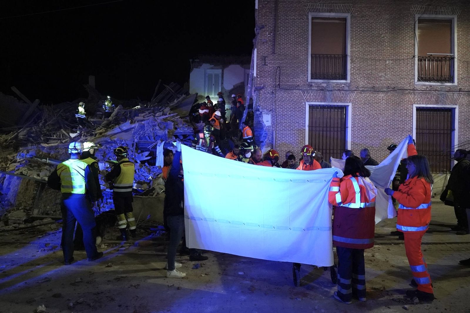 Tres personas atrapadas tras el derrumbe de un edificio de dos plantas en Siete Iglesias de Trabancos (Valladolid)